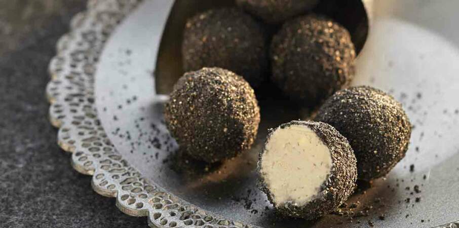 Apéro d'Hélène Darroze : Bouchées "Blacks balls" truffe et foie gras