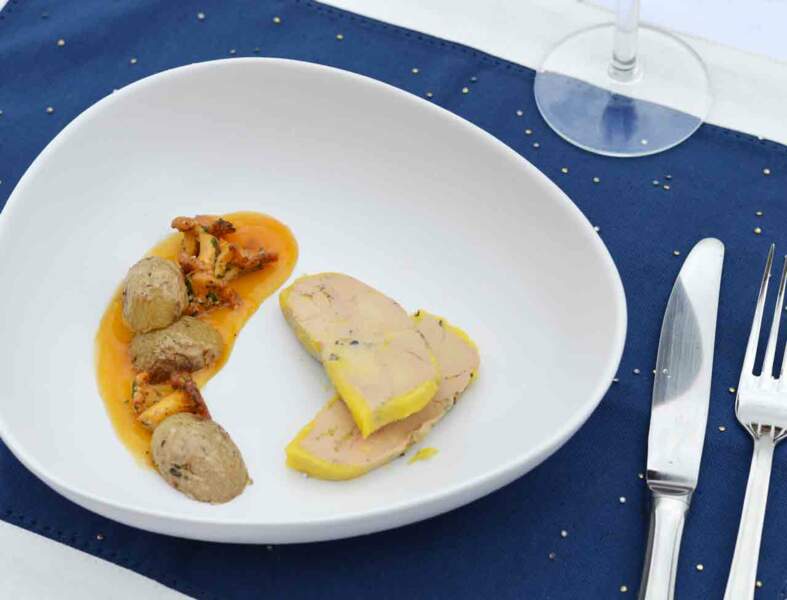 Foie gras au poivre noir, poêlée de pommes de terre grenaille, girolles et gastrique à l'orange