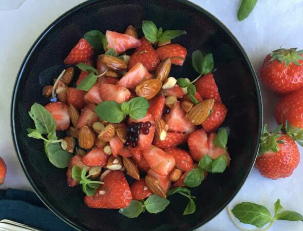 Salade de fraises aux basilic, amandes et balsamique