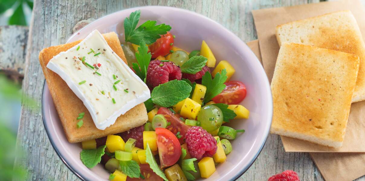 Salade de tomates, mangue, framboise et toast au Caprice des dieux