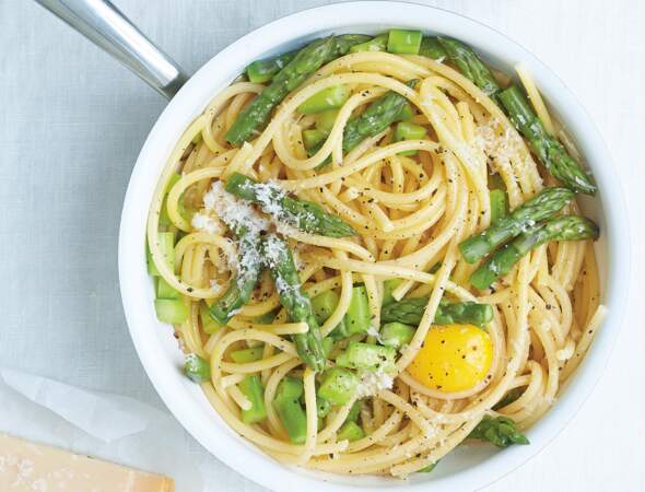Spaghettis aux asperges et aux jaunes d'œufs