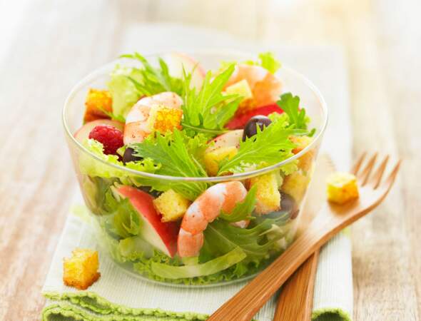 Salade d’été aux dés de quatre-quarts caramélisés