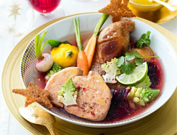 Le plat du menu gastronomique : pot-au-feu de canard au foie gras, bouillon épicé