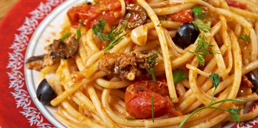 Spaghettis tomates-olives-thon