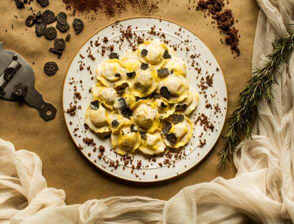Ravioli gorgonzola aux éclats de noix, avec crème au taleggio et à la truffe