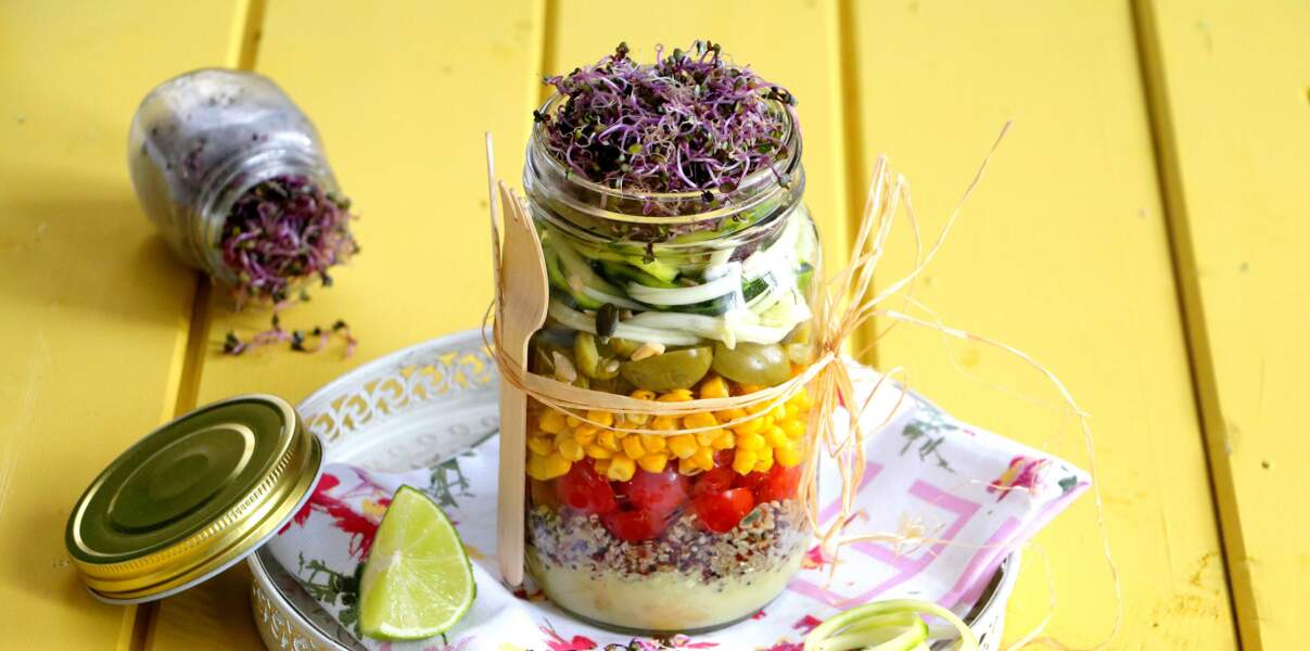 Salad Jar d'été au chou rouge germé