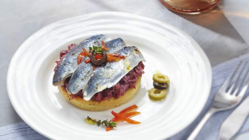 Sablé au thym, sardines grillées et compotée d’oignons en anchoïade