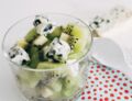 Méli-mélo de kiwi-roquefort en salade de fruits