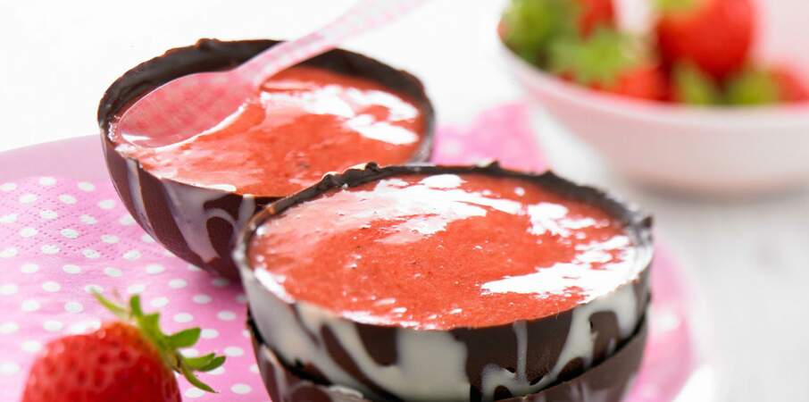 Soupe de fraise en coques de chocolat