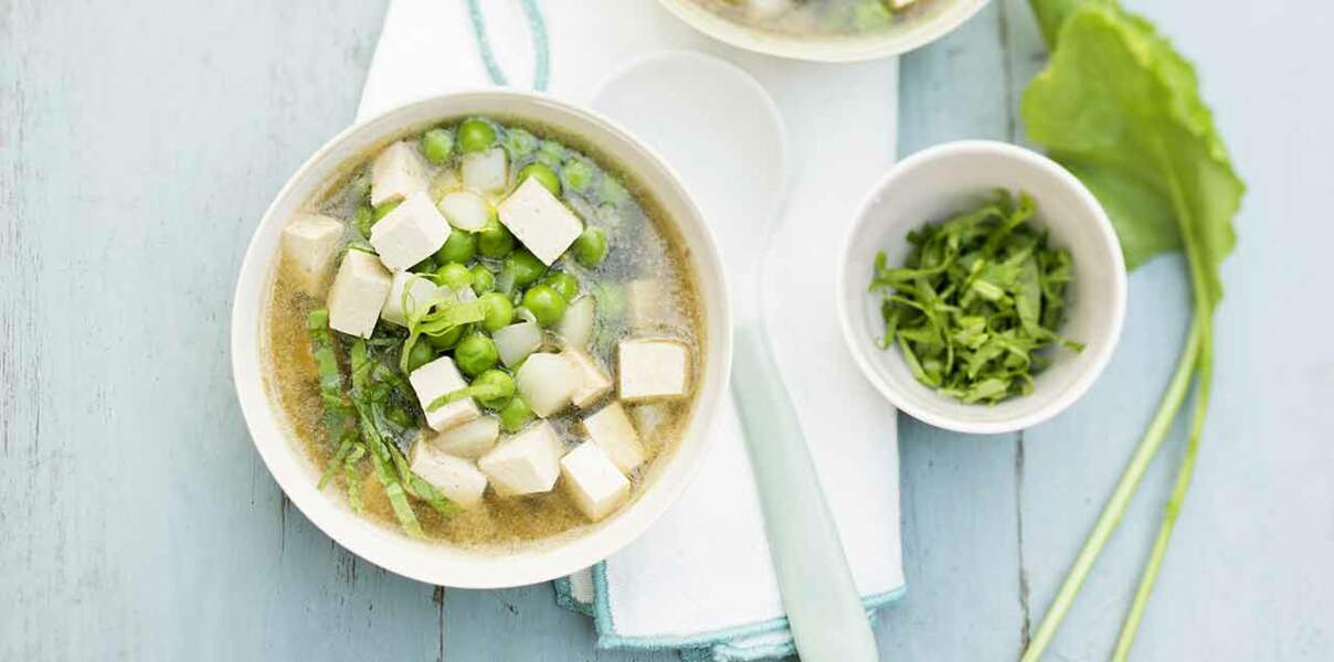 Soupe miso aux navets nouveaux, petits pois et tofu