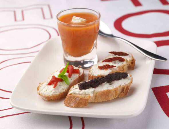 Les mini-crostinis et gaspacho de tomates