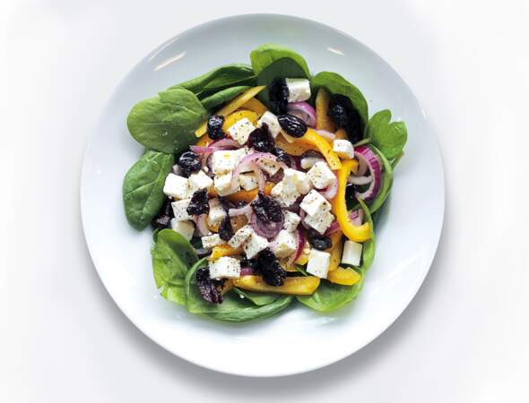 Salade épinards , feta, poivron jaune et olives noires