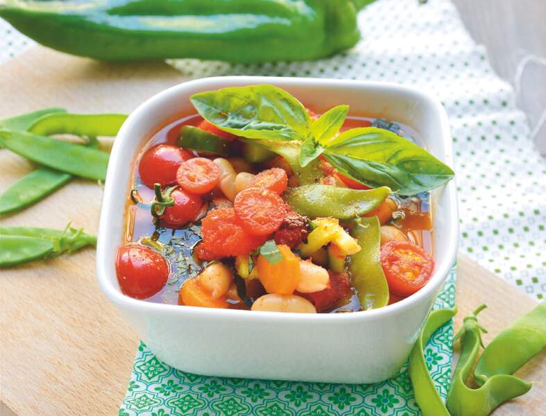 Soupe vegan de légumes d'été et pesto