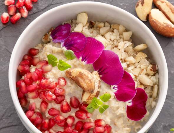 Petit-déjeuner anti-cancer : recette du porridge à la grenade et noix du Brésil