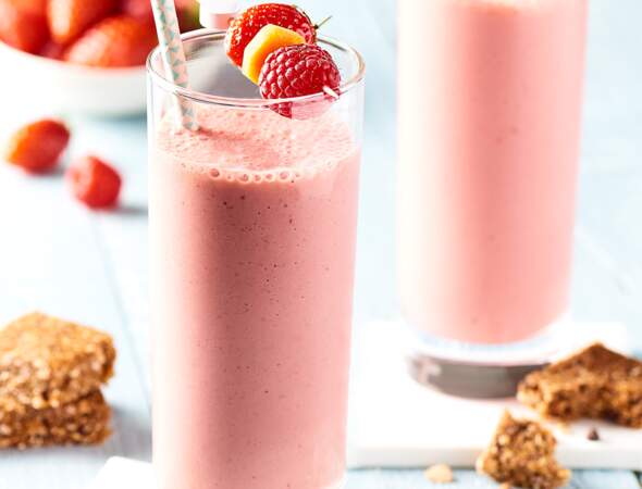 Milkshake fraise framboise et barre de céréale