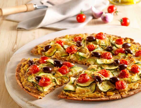 Pizza sans gluten aux courgettes, tomates et olives