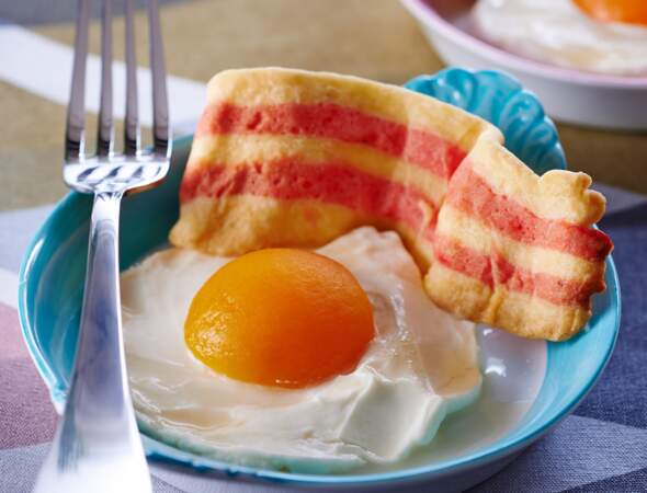 Entremets aux abricots et sablés bicolores, comme des œufs sur le plat et bacon 