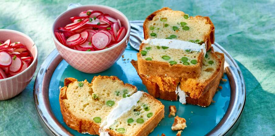 Cake aux petits pois et fromage frais, salade de radis roses