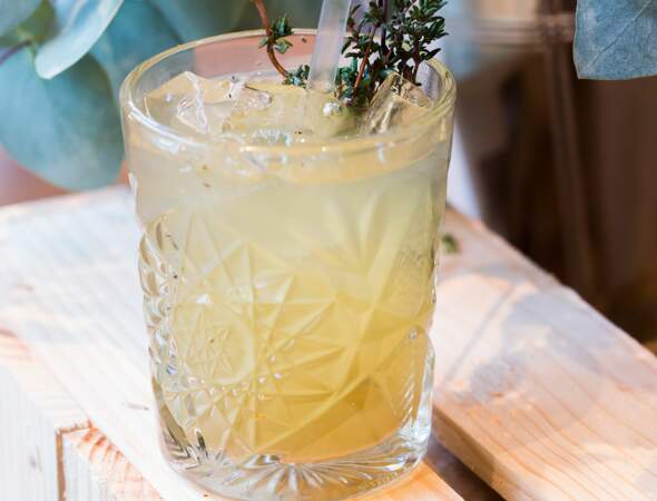 Cocktail sans alcool au thé gingembre et thym