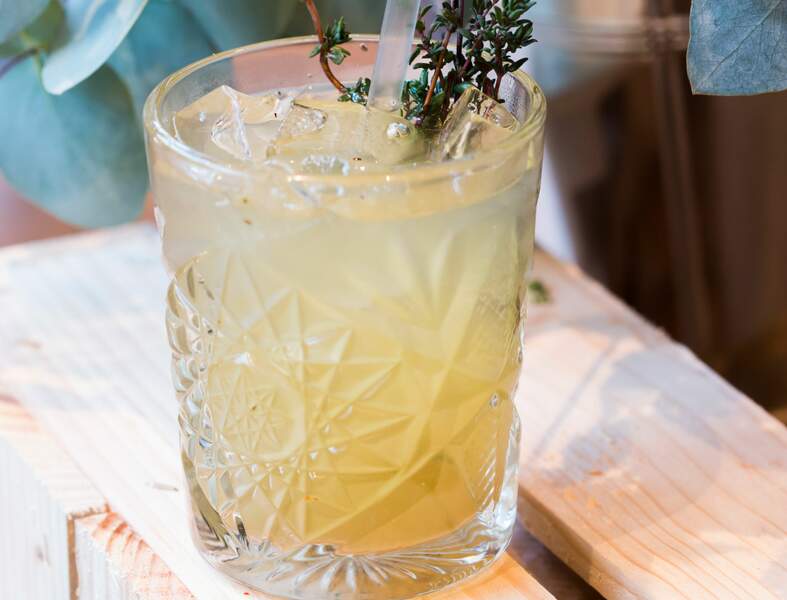 Cocktail sans alcool au thé gingembre et thym