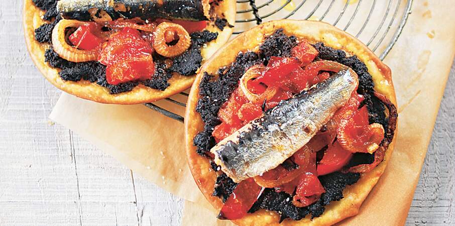 Mini-pizzas aux sardines, à la tapenade et aux tomates