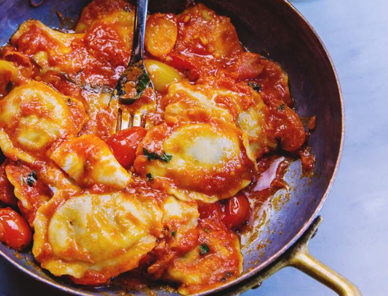 Grand ravioli tomates & mozzarella aux olives concassées sauce à la tapenade rouge