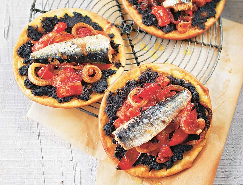 Mini-pizzas aux sardines, à la tapenade et aux tomates