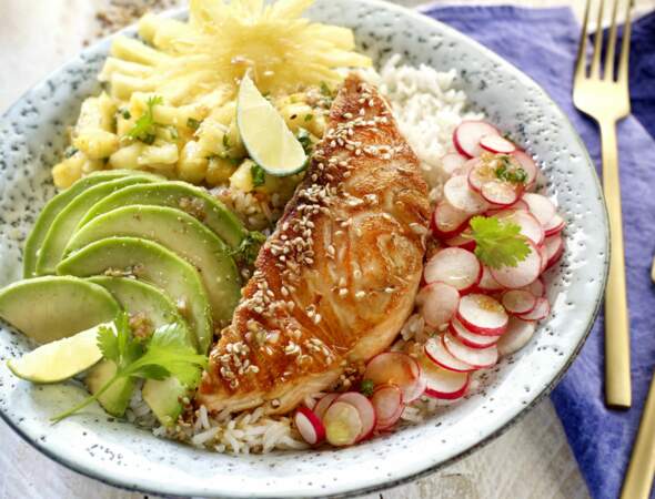 Poke bowl au saumon caramélisé, sésame et soja