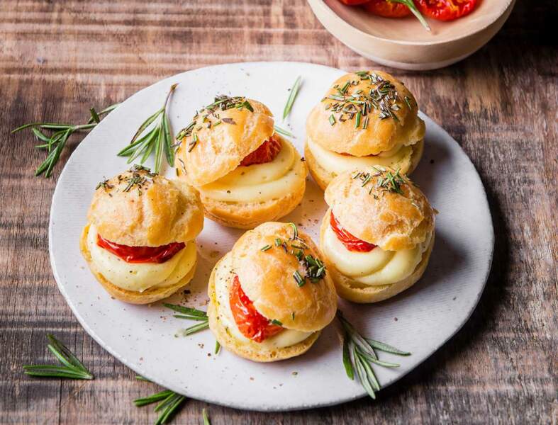 Mini choux à la Raclette RichesMonts, tomates confites et romarin