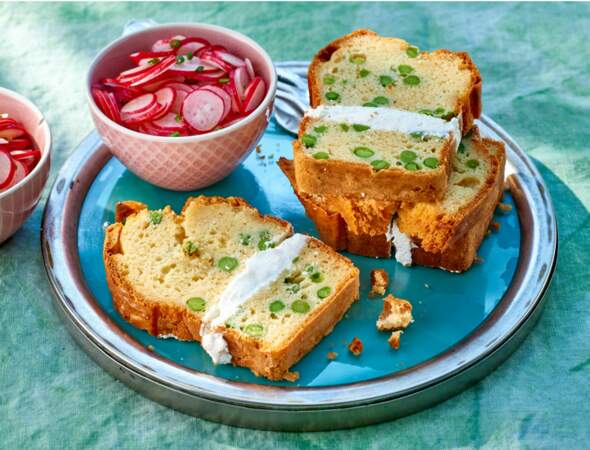 Cake aux petits pois et fromage frais, salade de radis roses