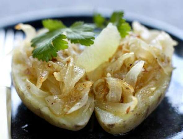 Pommes de terre à la vapeur, compotée d’oignons doux aux cacahuètes, citron vert et coriandre
