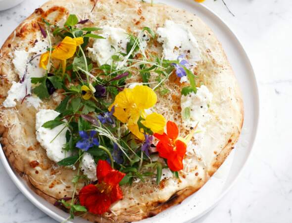 Pizza des champs, fromage et fleurs