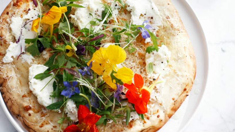 Pizza aux fromages et fleurs