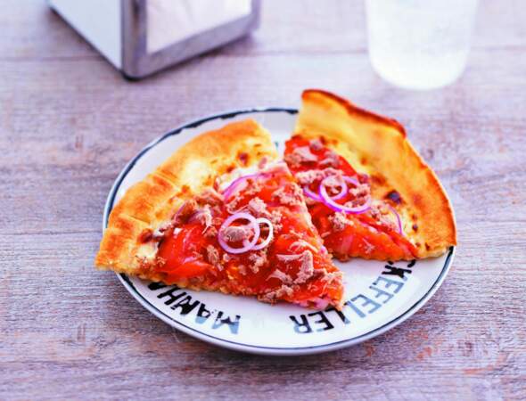 Pizza au thon et à l'oignon rouge