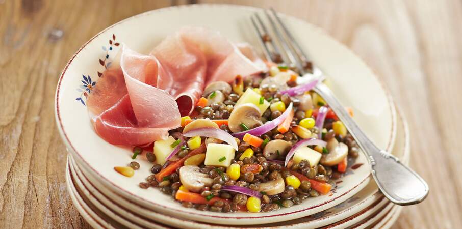 Salade de lentilles, champignons, jambon et pignons grillés