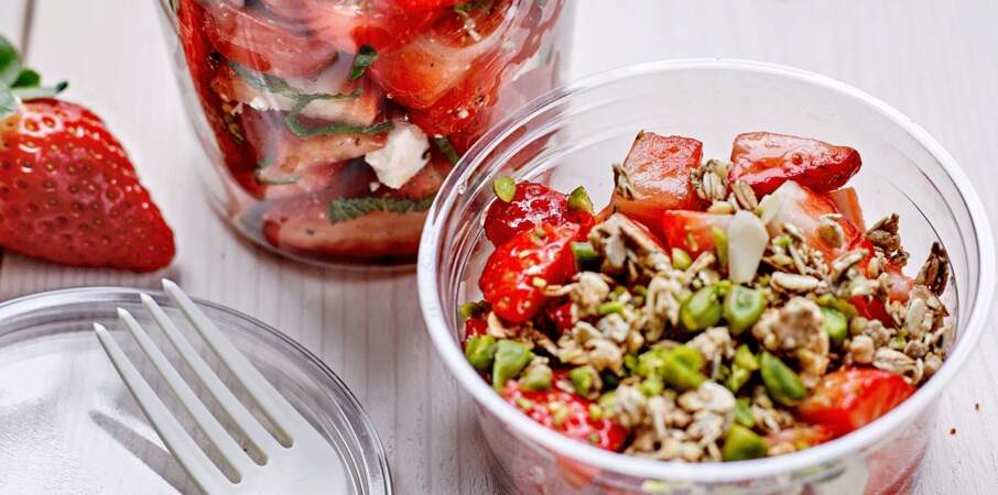 Verrines allégées : salade de fraises du Périgord et crumble au granola