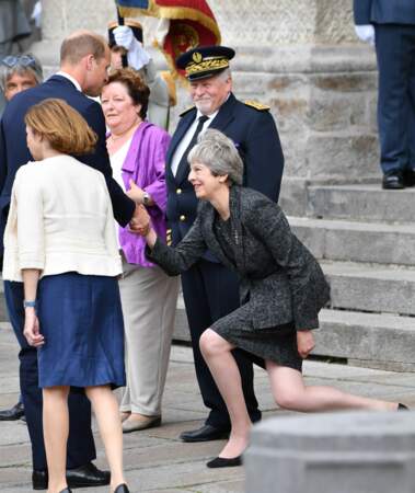 Theresa May moquée pour sa révérence au prince William 