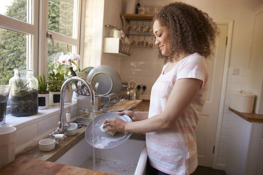 5 erreurs que l’on fait toutes en nettoyant notre vaisselle à la main
