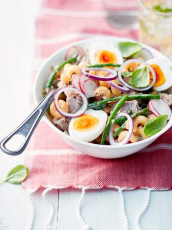 Salade de coquillettes au thon, aux œufs et aux légumes