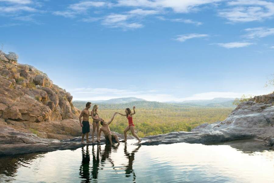 Se baigner dans une piscine naturelle à débordement dans le parc de Kakadu