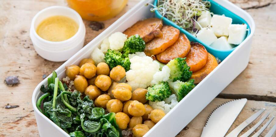 Lunch box chou-fleur et brocolis, pois chiches rôtis, quinoa, feta et patate douce