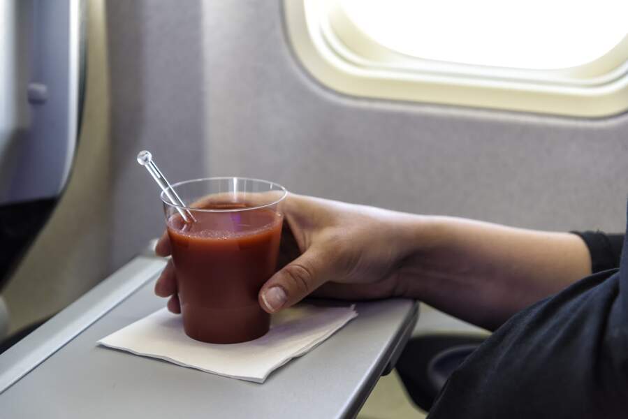 Savez-vous pourquoi le jus de tomate est bien meilleur en avion ?