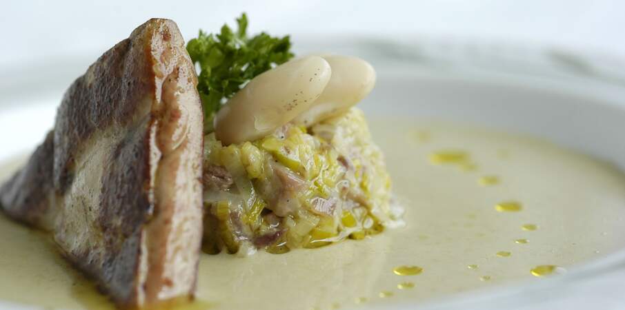 Velouté de haricots tarbais, fondue de poireaux au confit de poule, foie gras de canard