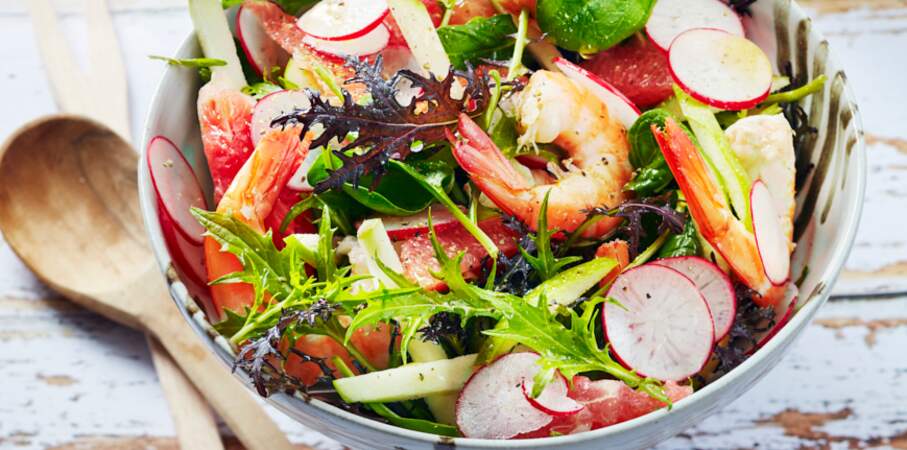 Salade de crevettes aux radis, pamplemousse, pomme et jeunes pousses