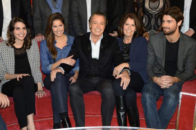 Michel Leeb, sa femme Beatrice, et leurs enfants Elsa, Fanny et Tom à l'émission Vivement dimanche en janvier 2015.