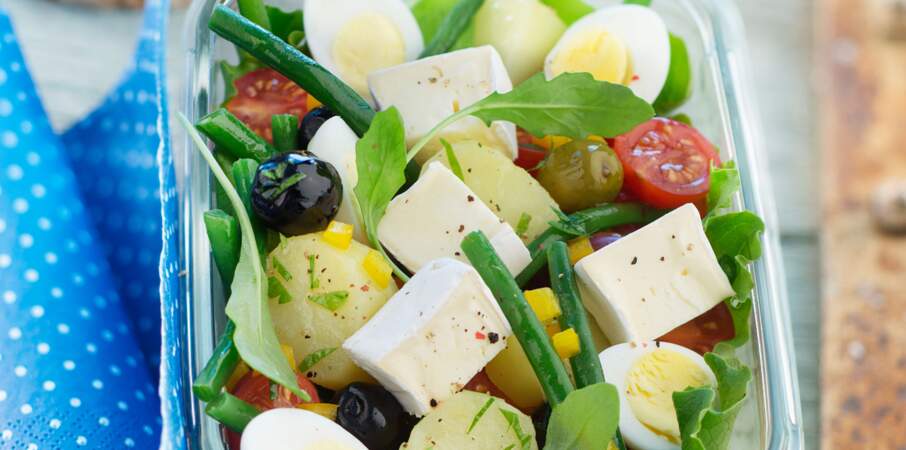 Salade niçoise revisitée au fromage et à la pomme de terre