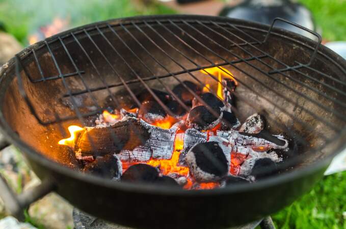 7 astuces efficaces pour nettoyer la grille du barbecue