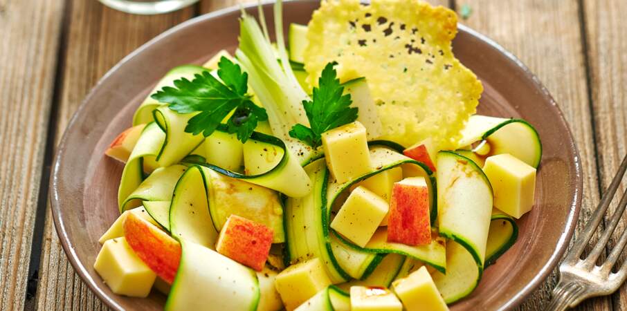 Salade croquante de courgettes, dés de raclette de Savoie, sauce sésame & chips de raclette de Savoie