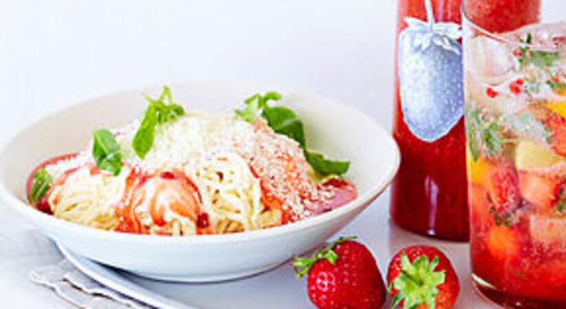 Spaghettis en trompe-l’œil, glace à la vanille, fraises et basilic