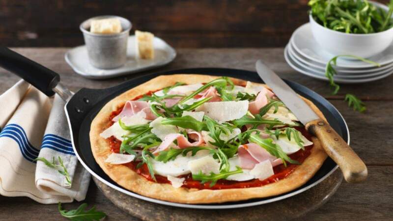 Pizza sans four : notre recette super gourmande de pizza à la poêle 